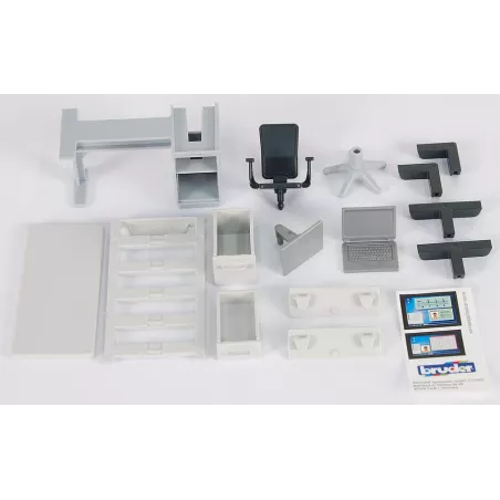 Set de equipamiento de oficina de juguete Bruder a escala 1:16 con escritorio y accesorios detallados.