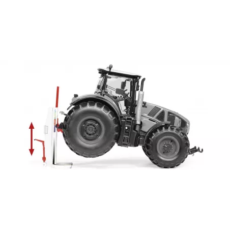 Plataforma elevadora Stertil-Koni a escala 1:32 de WIKING para maquetas de taller agrícola.