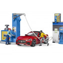 Estación de servicio de juguete Bruder con coche descapotable, gasolinera y túnel de lavado a escala 1:16.