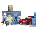 Estación de servicio de juguete Bruder con coche descapotable, gasolinera y túnel de lavado a escala 1:16.