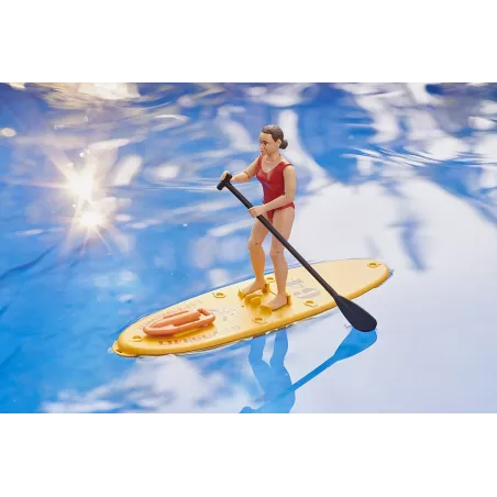 Figura de socorrista bworld de Bruder con tabla de paddle surf y boya de rescate.
