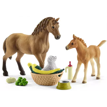 Set de cuidado de crías de Horse Club Sarah de Schleich con figura articulada, potro y accesorios de alimentación.