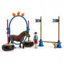 Circuito de competición Agility para ponis de juguete con obstáculos y accesorios hípicos.