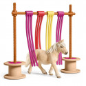 Cortina de desensibilización y entrenamiento para ponis Shetland con tiras colgantes.