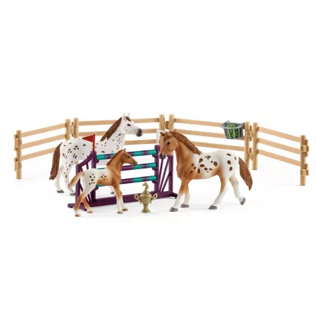 Set de entrenamiento hípico Horse Club Lisa con obstáculos de salto y caballos Appaloosa de juguete.