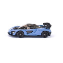 Coche de juguete McLaren Senna en miniatura de metal y plástico con detalles realistas.