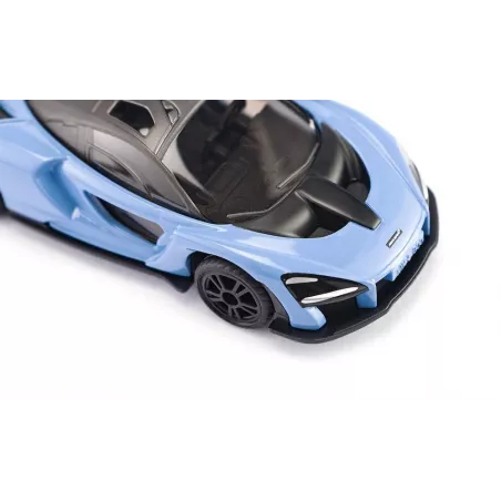 Coche de juguete McLaren Senna en miniatura de metal y plástico con detalles realistas.
