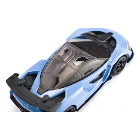 Coche de juguete McLaren Senna en miniatura de metal y plástico con detalles realistas.