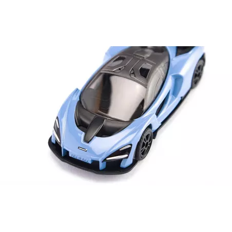 Coche de juguete McLaren Senna en miniatura de metal y plástico con detalles realistas.
