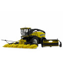 Cosechadora New Holland FR 780 a escala 1:32 de Marge Models con cabezal de maíz y pick-up.