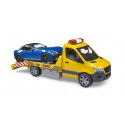 Portacoches de juguete Mercedes-Benz Sprinter de Bruder a escala 1:16 con luces, sonido y coche deportivo Roadster.