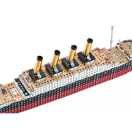 Maqueta metálica detallada del barco Titanic de 68 cm y 1871 piezas para modelismo y colección.