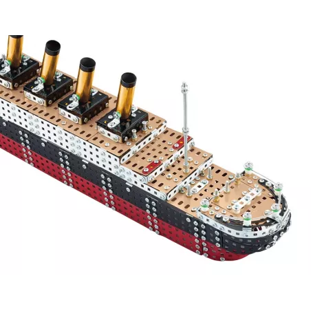 Maqueta metálica detallada del barco Titanic de 68 cm y 1871 piezas para modelismo y colección.