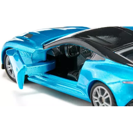 Maqueta a escala del Aston Martin DBS Superleggera azul Iceblue con puertas practicables y ruedas de goma.