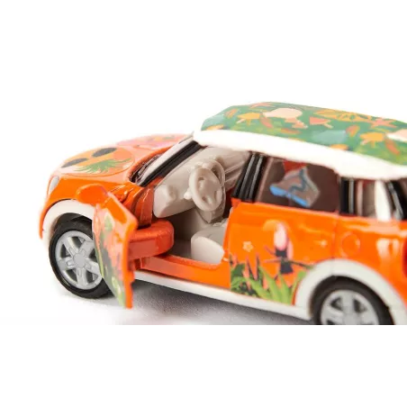 Coche de juguete MINI Countryman de Siku personalizable con pegatinas de verano y puertas practicables.