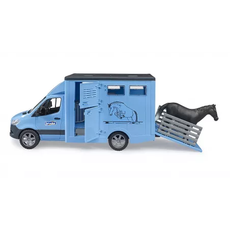 Juguete Mercedes Benz Sprinter de Bruder para transporte de caballos con rampa abatible a escala.