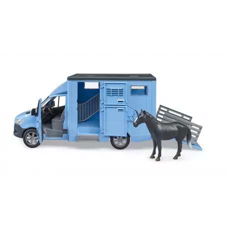 Juguete Mercedes Benz Sprinter de Bruder para transporte de caballos con rampa abatible a escala.