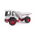 Camión dumper de juguete BRUDER con dirección articulada y caja de carga basculante para niños.