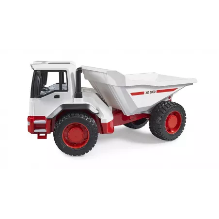 Camión dumper de juguete BRUDER con dirección articulada y caja de carga basculante para niños.