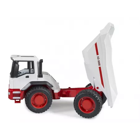 Camión dumper de juguete BRUDER con dirección articulada y caja de carga basculante para niños.