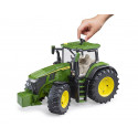 Tractor de juguete John Deere 7R 350 de Bruder con detalles realistas y puertas operables.