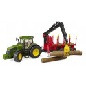 Tractor de juguete John Deere 7R 350 a escala 1:16 con remolque forestal y cuatro troncos de madera Bruder.