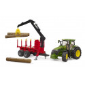 Tractor de juguete John Deere 7R 350 a escala 1:16 con remolque forestal y cuatro troncos de madera Bruder.