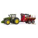 Tractor de juguete John Deere 7R 350 a escala 1:16 con remolque forestal y cuatro troncos de madera Bruder.