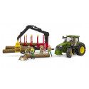 Tractor de juguete John Deere 7R 350 a escala 1:16 con remolque forestal y cuatro troncos de madera Bruder.