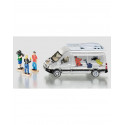 Vehículo de transmisión de televisión Mercedes Sprinter a escala 1:50 con tres figuras de juguete.