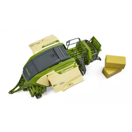 Empacadora de juguete Krone BiG Pack 1290HDP VC de Bruder a escala 1:16 con dos pacas de heno.
