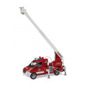 Camión de bomberos Mercedes-Benz Sprinter de juguete Bruder a escala 1:16 con escalera extensible.