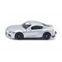 Coche a escala Toyota GR Supra en color plata carbón con carrocería de metal fundido y llantas de goma.