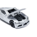 Coche a escala Toyota GR Supra en color plata carbón con carrocería de metal fundido y llantas de goma.