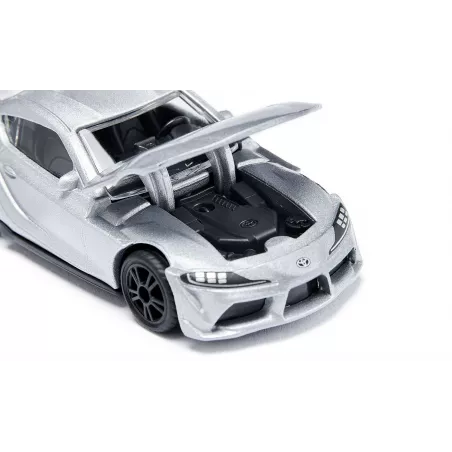 Coche a escala Toyota GR Supra en color plata carbón con carrocería de metal fundido y llantas de goma.