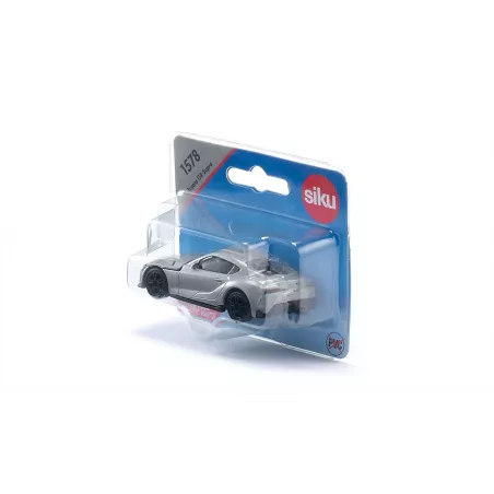 Coche a escala Toyota GR Supra en color plata carbón con carrocería de metal fundido y llantas de goma.
