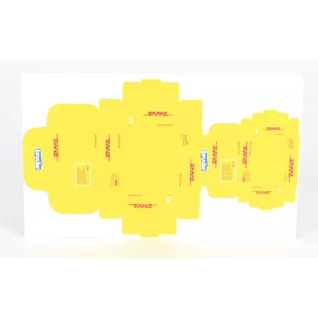 Paquetes de juguete de DHL de Bruder, set de 8 cajas de cartón precortadas para camiones de reparto.