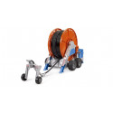 Remolque de riego de juguete Bruder a escala 1:16 con manguera y bomba funcional para tractores infantiles.