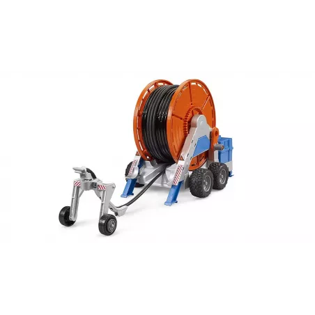 Remolque de riego de juguete Bruder a escala 1:16 con manguera y bomba funcional para tractores infantiles.