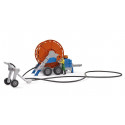 Remolque de riego de juguete Bruder a escala 1:16 con manguera y bomba funcional para tractores infantiles.