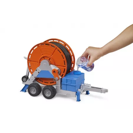 Remolque de riego de juguete Bruder a escala 1:16 con manguera y bomba funcional para tractores infantiles.