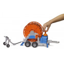 Remolque de riego de juguete Bruder a escala 1:16 con manguera y bomba funcional para tractores infantiles.