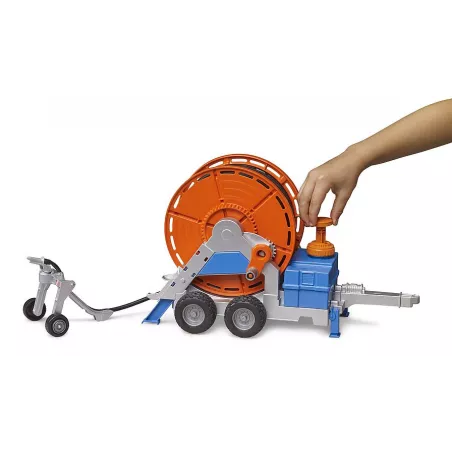 Remolque de riego de juguete Bruder a escala 1:16 con manguera y bomba funcional para tractores infantiles.