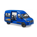 Juguete Mercedes-Benz Sprinter Transfer de Bruder con figura de conductor y puerta corredera.