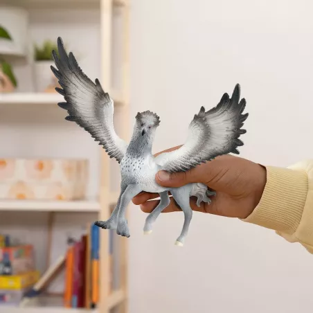 Figura detallada de Buckbeak el hipogrifo de Harry Potter con alas extendidas para coleccionistas.