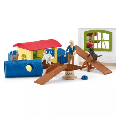Set de juego hotel de animales Schleich con figuras de mascotas y circuito de agilidad.