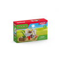 Set de utensilios de limpieza de establo de juguete Schleich con carretilla, horca y accesorios de granja.
