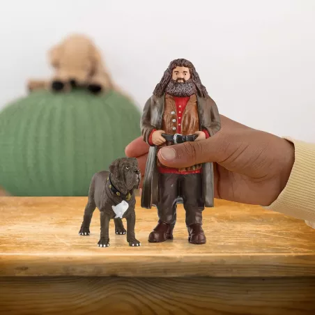Figura Schleich de Hagrid y su perro Fang de Harry Potter, detallada y pintada a mano para coleccionistas.