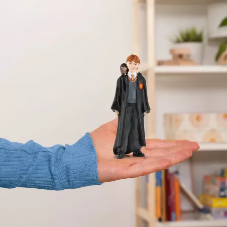 Figura de colección Schleich de Ron Weasley y su rata Scabbers, detallada y fiel al personaje de Harry Potter.