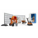 Set de obra bworld de BRUDER con figura articulada, vallas de seguridad y herramientas de juguete.